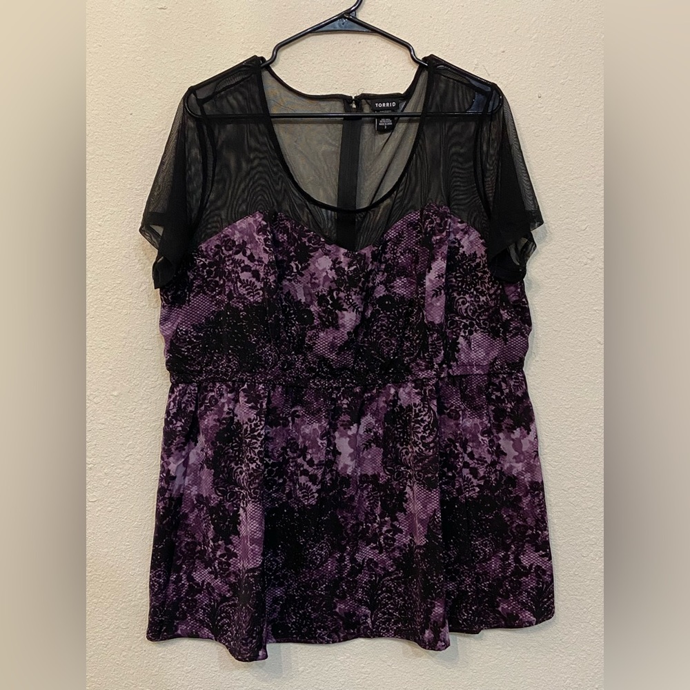 Torrid Size 3 Purple and Black Top Blouse Snake Skin Floral Peplum